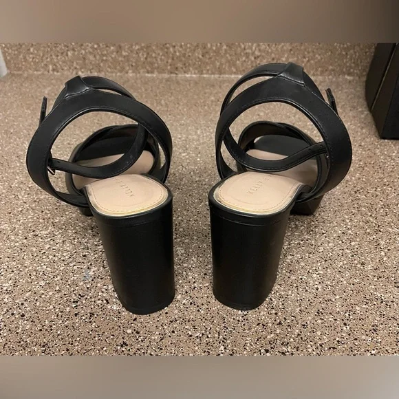 Kelly & Katie Hanniah Platform Sandal - Picture 7 of 13